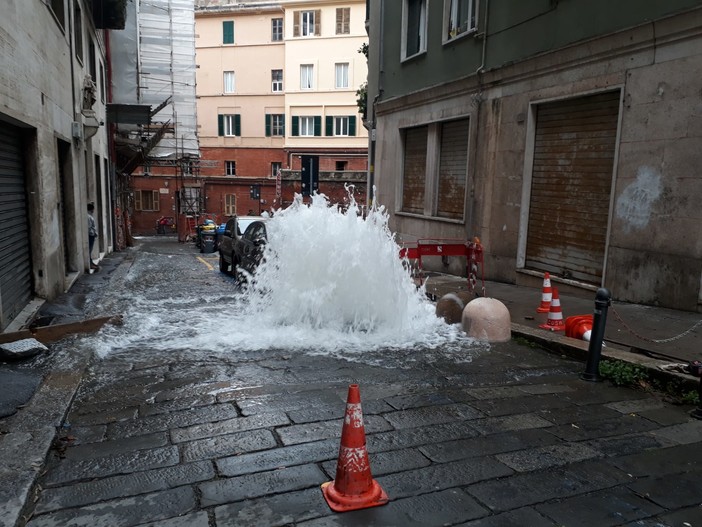 Esplode tubatura, via Bellucci allagata, cascate fino in piazza della Nunziata (video)