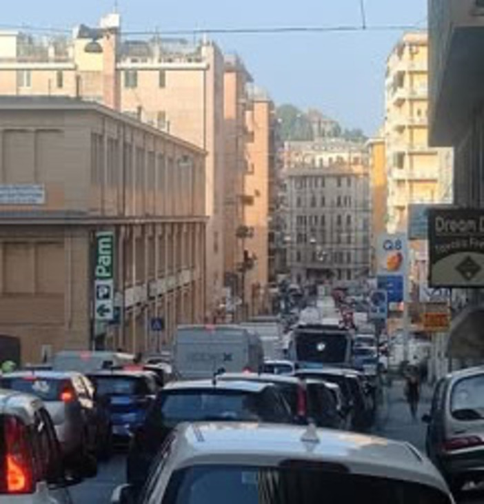 San Fruttuoso, scoppia tubo dell'acqua in via Torti: ancora disagi e traffico in tilt San Fruttuoso, scoppia tubo dell'acqua in via Torti: ancora disagi e traffico in tilt
