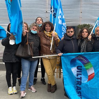 "Non ci arrendiamo" Il grido di battaglia delle lavoratrici delle pulizie del Comune di Recco da oggi a casa senza lavoro
