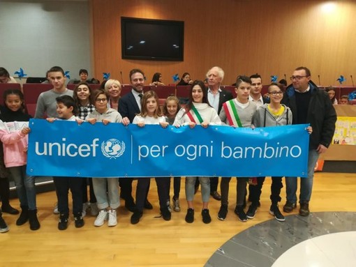 Unicef Liguria, unica in Italia, raccoglie le firme per una legge contro la plastica Unicef Liguria, unica in Italia, raccoglie le firme per una legge contro la plastica