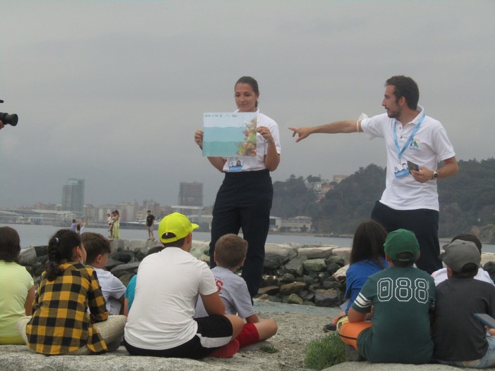 &quot;Un solo mare per tutti&quot; ad Albisola, gli studenti tra i laboratori sulla sostenibilità ambientale e i consigli del campione di windsurf Matteo Iachino (FOTO)