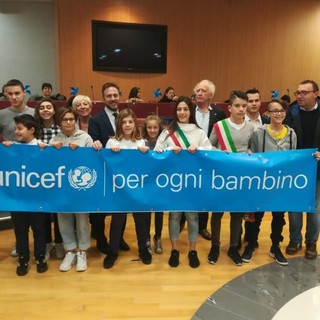 Unicef Liguria, unica in Italia, raccoglie le firme per una legge contro la plastica