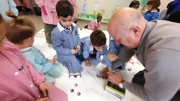 I nonni tornano a scuola: al via l’iniziativa che porta gli anziani a raccontare ai bimbi della loro infanzia I nonni tornano a scuola: al via l’iniziativa che porta gli anziani a raccontare ai bimbi della loro infanzia