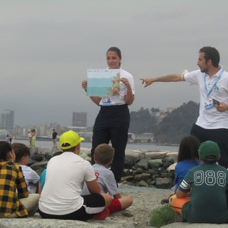 &quot;Un solo mare per tutti&quot; ad Albisola, gli studenti tra i laboratori sulla sostenibilità ambientale e i consigli del campione di windsurf Matteo Iachino (FOTO)