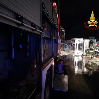 Intervento dei vigili del fuoco sull'elicoidale in uscita da Genova Ovest: incidente tra camion e vettura