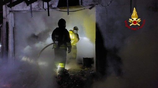 Taverna crolla dopo aver preso fuoco: paura nella serata in via Carpi a Molassana (Foto)