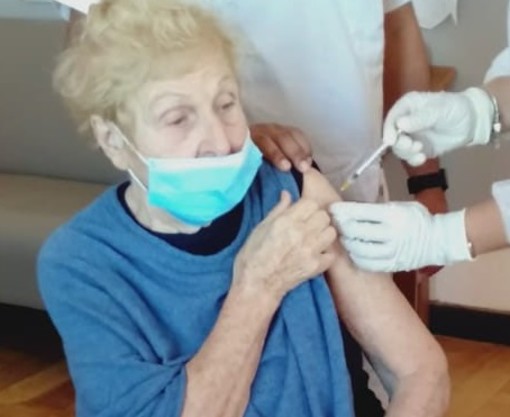 Vaccino, oggi le terze dosi nelle rsa, a Genova la prima a riceverlo è la signora Rita, 84 anni