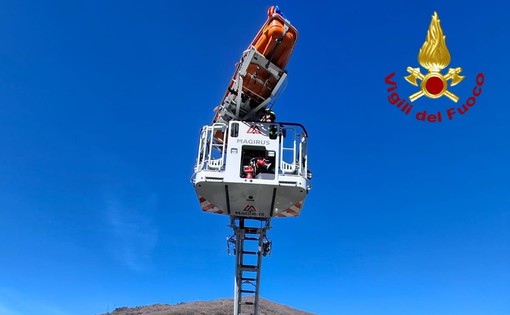 Accusa un malore in via Lucarno, donna soccorsa con l’autoscala dei vigili del fuoco