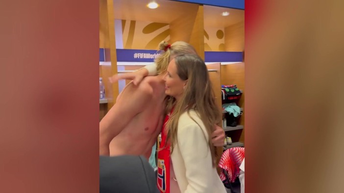 Mondiali 2026, negli spogliatoi l'abbraccio dei principi norvegesi con Haaland dopo la vittoria sul Brasile Mondiali 2026, negli spogliatoi l'abbraccio dei principi norvegesi con Haaland dopo la vittoria sul Brasile