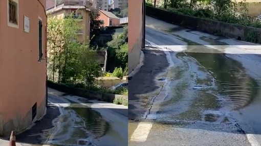Pra’, la perdita d’acqua di Autostrade trasforma via Cordanieri in un fiume. Bruzzone: “Rischio per la sicurezza di tutti”