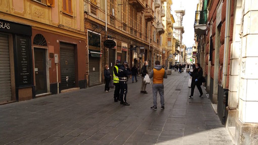 Emergenza coronavirus: presidio fisso della polizia locale in via Sestri contro gli assembramenti