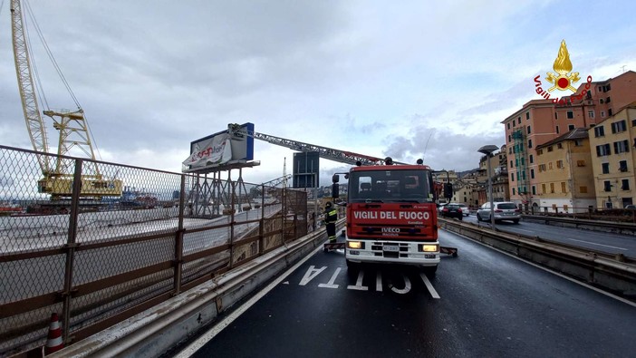 Striscione pericolante in Sopraelevata, le immagini dell'intervento dei Vigili del Fuoco (foto e video) Striscione pericolante in Sopraelevata, le immagini dell'intervento dei Vigili del Fuoco (foto e video)