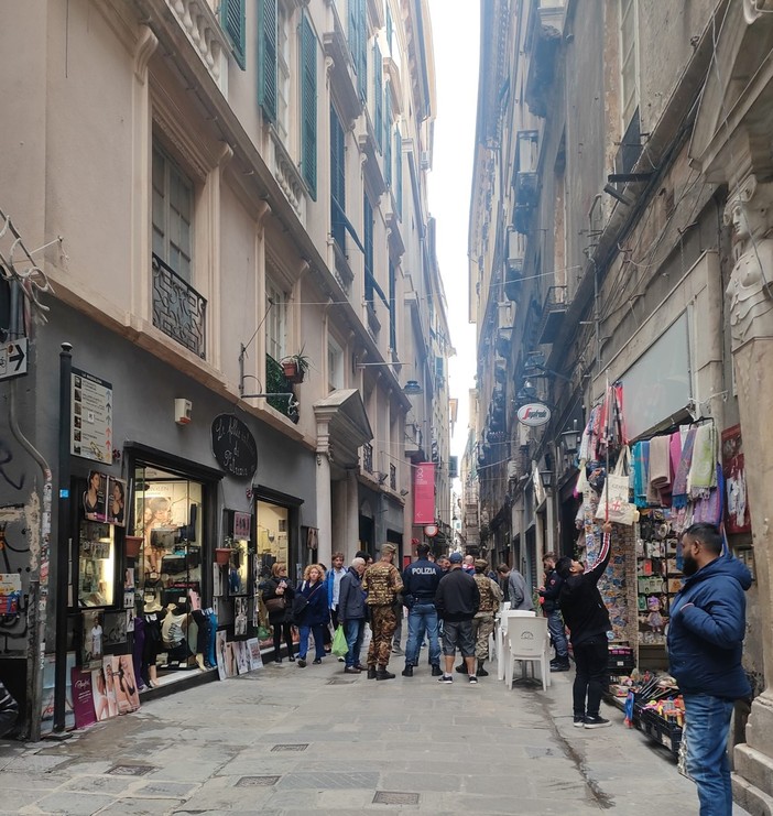 Via San Luca, lite in strada a colpi di spranga fa scattare le indagini: fermato 22enne