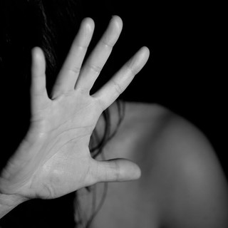 Nervi, 17enne trascinata in un vicolo e violentata dopo aver salutato il fidanzato