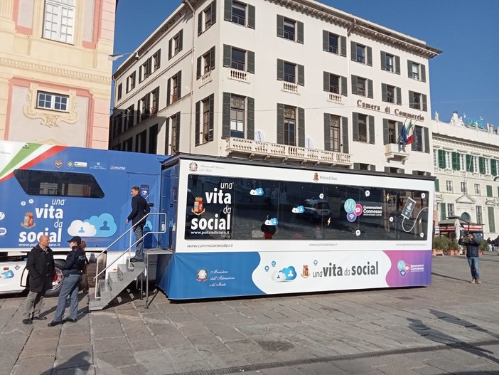 "Una vita da social", l'iniziativa contro il bullisimo e l'utilizzo consapevole dei social network "Una vita da social", l'iniziativa contro il bullisimo e l'utilizzo consapevole dei social network