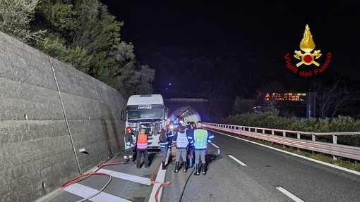 Chiavari, incendio di un camion che trasportava Gpl in autostrada