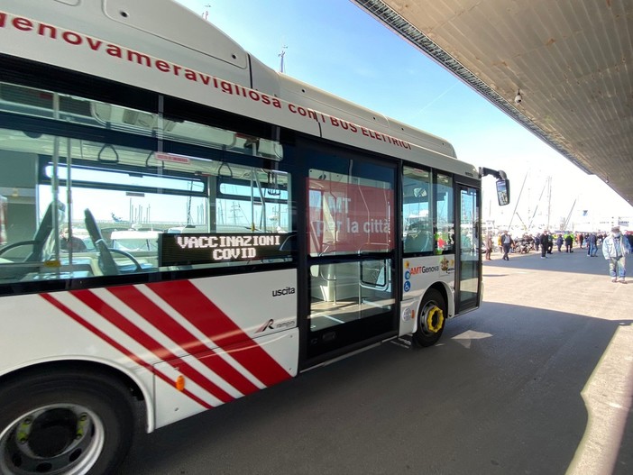 Genova in fila per il vaccino: alla Fiera del Mare il centro più grande (VIDEO)
