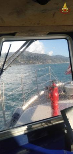Intervento in mare per i vigili del fuoco, salvate due persone a Murcarolo
