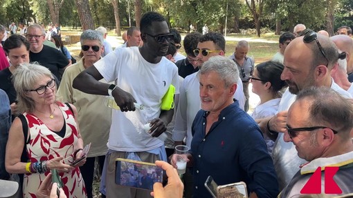 Alemanno esce dal carcere, ecco il brindisi della libertà