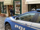 Sestri, infrange le vetrine di due negozi con una spranga di ferro: arrestato ventiseienne