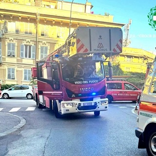 Via degli Archi, uomo sul cornicione scappa all’arrivo dei soccorsi: fermato in via XX Settembre