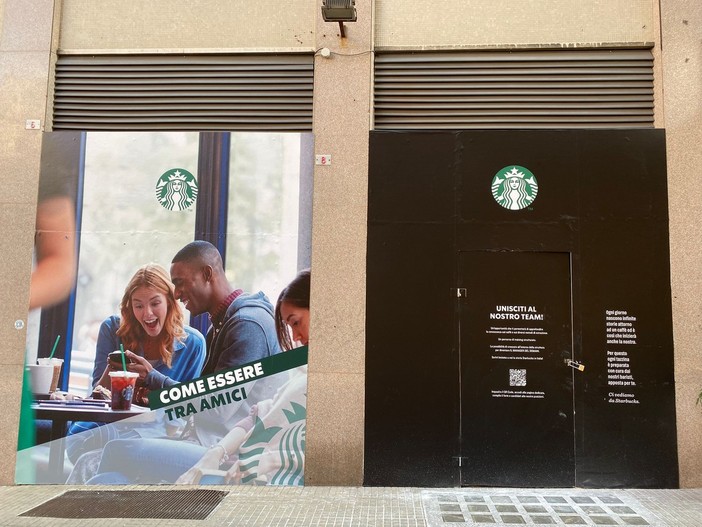 Ecco la vetrina del nuovo Starbucks in via Porta degli Archi (foto)