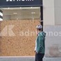 Bari, negozi del centro blindano le vetrine nel giorno delle proteste Bari, negozi del centro blindano le vetrine nel giorno delle proteste