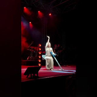 Noemi riprende il tour dopo l'incidente, l'arrivo sul palco con le stampelle: "Mi è mancato cantare"