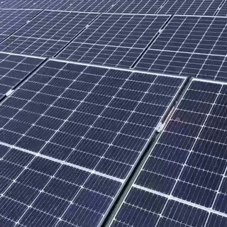 Poste Italiane accelera sulla transizione energetica: 210 nuovi impianti fotovoltaici nei primi sei mesi del 2026