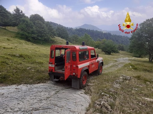 Cade sul monte Antola, soccorso alpino e vigili del fuoco portano in salvo un escursionista (FOTO)