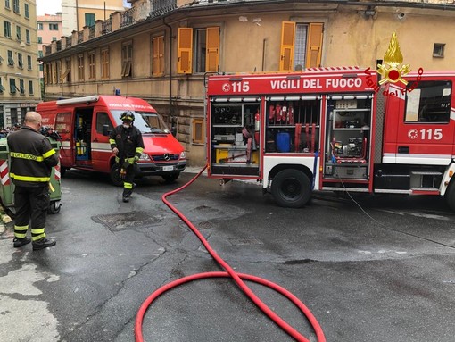 Incendio in via Caveri, notevoli danni ma nessun ferito