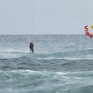 Mare agitato, i vigili del fuoco salvano con l'elicottero due ragazzi in difficoltà (FOTO e VIDEO)