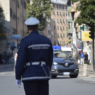 Polizia insegue scooterista per il centro: gli era già stata ritirata la patente