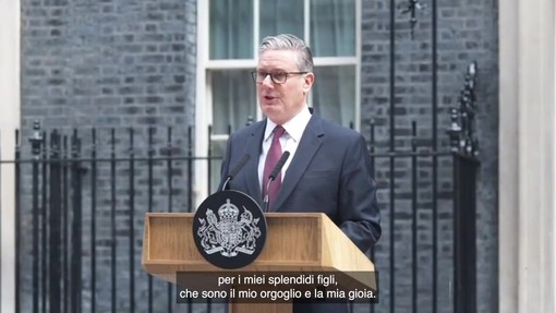 Starmer si dimette, la voce rotta sul finale: "Mi dedicherò al lavoro di padre e marito" Starmer si dimette, la voce rotta sul finale: "Mi dedicherò al lavoro di padre e marito"