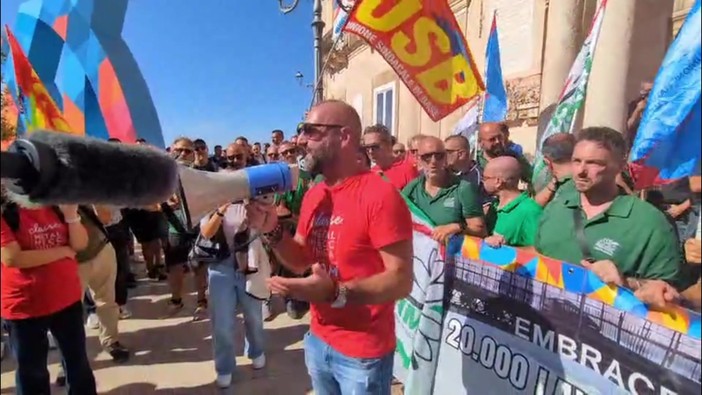 Ex Ilva, a Taranto strade bloccate e operai in sciopero Ex Ilva, a Taranto strade bloccate e operai in sciopero