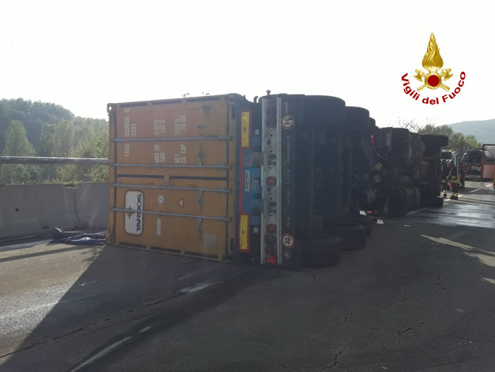 Tir si ribalta in autostrada, autista ferito lievemente e sversamento di gasolio