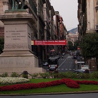 Poliziotto fuori servizio sventa un furto a bordo di un'auto in via Assarotti