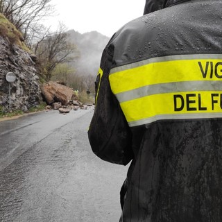 Vigili del fuoco di Busalla in azione per varie frane: strada interrotta a Morasco
