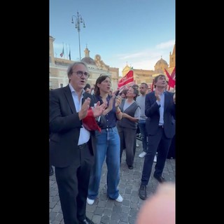 Schlein, Fratoianni e Bonelli cantano 'Bella Ciao' sotto il palco della Cgil Schlein, Fratoianni e Bonelli cantano 'Bella Ciao' sotto il palco della Cgil