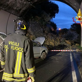 Frana sull'Aurelia tra Zoagli e Chiavari: auto si schianta sui detriti