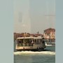 Denunciato giovane a Venezia, sul tetto di un vaporetto per bravata social