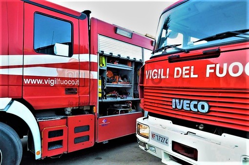 Grosso incendio lungo la ferrovia tra Caramagna e Carmagnola: circolazione sospesa Grosso incendio lungo la ferrovia tra Caramagna e Carmagnola: circolazione sospesa