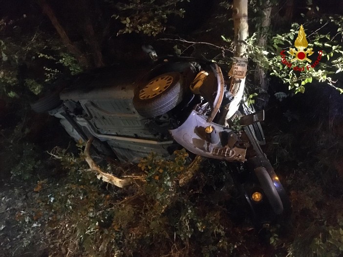 Macchina fuori strada: necessario l'intervento dei pompieri per rimetterla in carreggiata