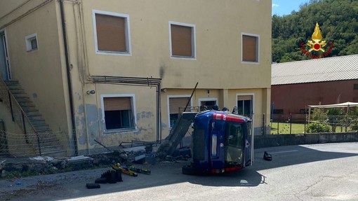 Mignanego, auto si ribalta e danneggia i tubi del gas metano Mignanego, auto si ribalta e danneggia i tubi del gas metano