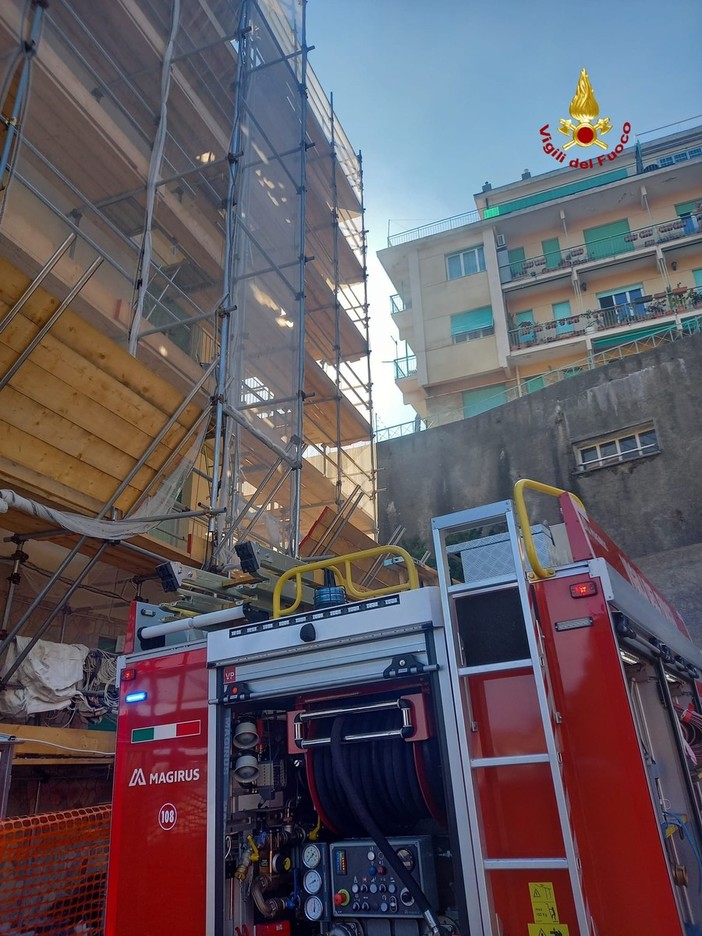 Paura in via Imperiale, cucina prende fuoco: 3 intossicati in ospedale