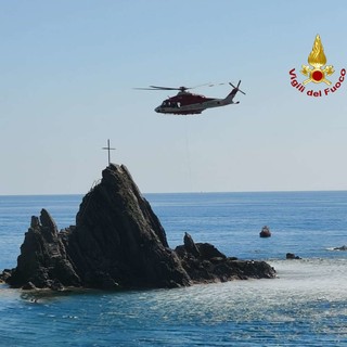 Riva Trigoso, bagnante soccorso con l'elicottero dopo una caduta dallo scoglio dell'Asseu
