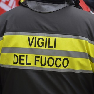 Staglieno, bombola a fuoco in piazza Adriatico: ferito un uomo