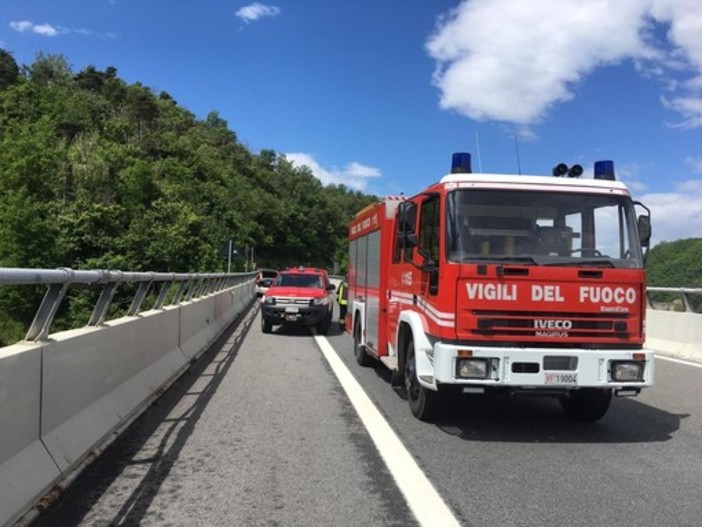 Auto in fiamme in A12, disagi per il traffico nel pomeriggio