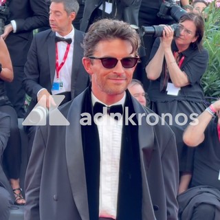 Venezia 2026, tutti pazzi per il visconte di 'Bridgerton' Jonathan Bailey