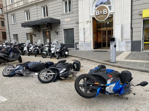 Vento forte a Principe, motorini e vasi di fiori rovesciati Vento forte a Principe, motorini e vasi di fiori rovesciati